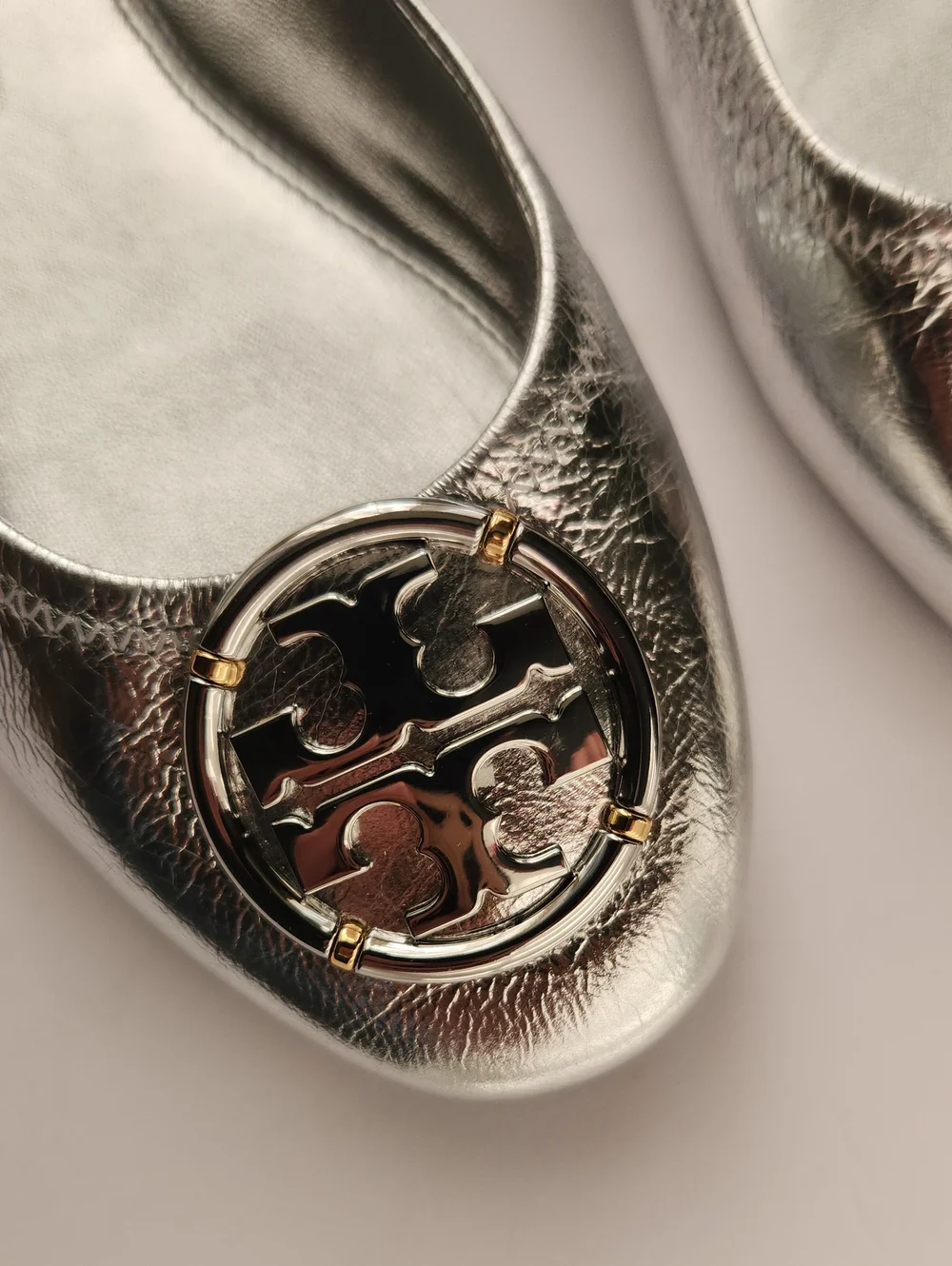 NWT Tory Burch Minnie Silver Metallic Logo Leather Casual Holiday Ballet Flats
